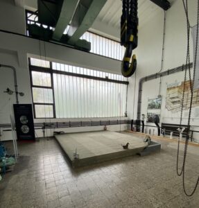 Oroszlány Bányászati Múzeum a fejlesztés helyszíne nagy ablak előtt a földön 20 cm magas emelvény