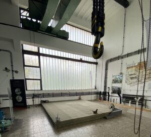 Oroszlány Bányászati Múzeum a fejlesztés helyszíne nagy ablak előtt a földön 20 cm magas emelvény