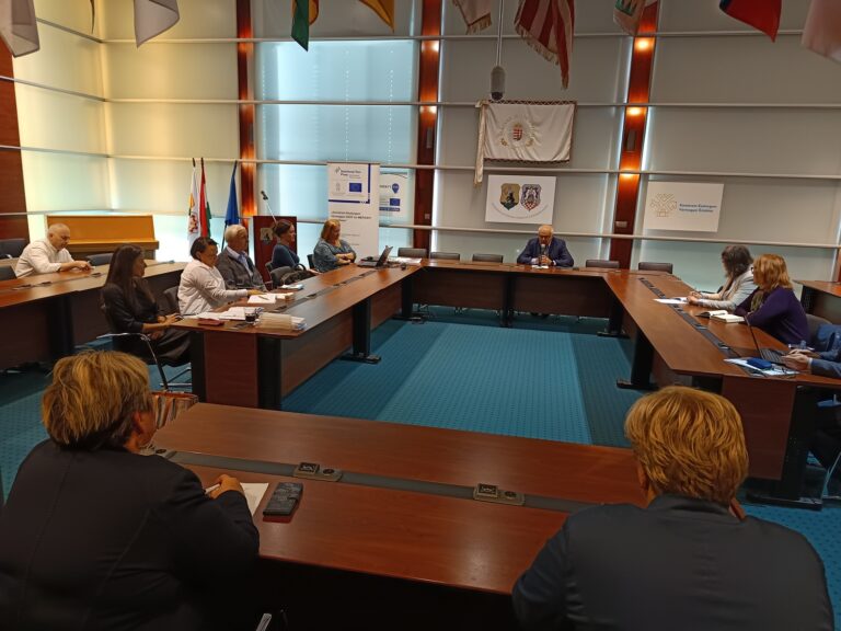 A Felzárkózási Fórum Munkacsoport ülésének összképe, résztvevők megbeszélésen vesznek részt a vármegyeháza tanácstermében.