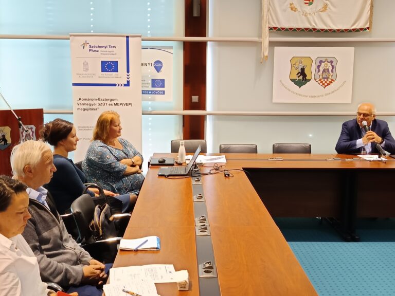 A Felzárkózási Fórum Munkacsoport ülésének összképe, résztvevők megbeszélésen vesznek részt a vármegyeháza tanácstermében.