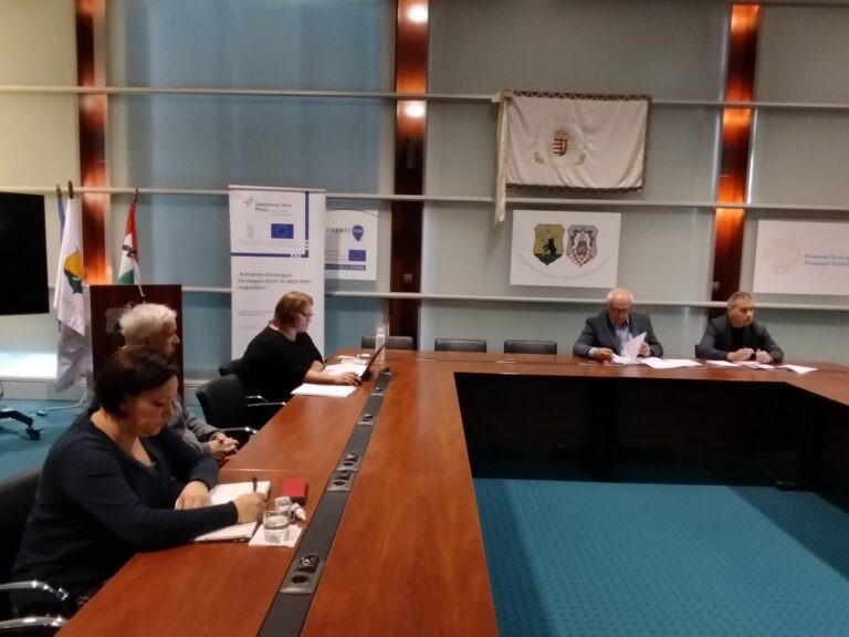 Felzárkózási Fórum Munkacsoport ülése a vármegyeháza tanácstermében, résztvevők asztal körül ülve, jegyzeteléssel.