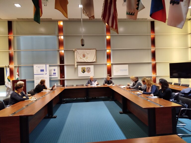 A Felzárkózási Fórum Munkacsoport ülésének összképe, résztvevők egyeztetésen vesznek részt a tanácsteremben.