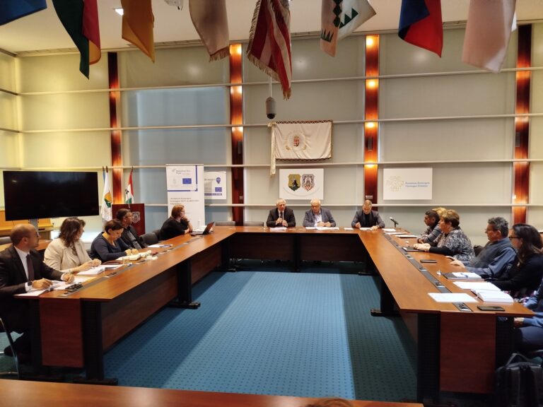 Felzárkózási Fórum ülése a vármegyeháza tanácstermében, a résztvevők U alakú asztalelrendezésben egyeztetnek.